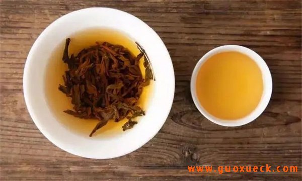 绿茶性寒，红茶性温